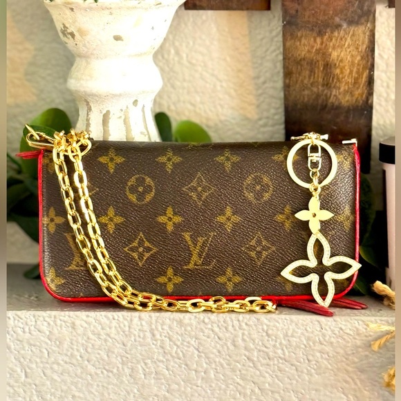 LOUIS VUITTON
Monogram Insolite Wallet converted Crossbody - Picture 1 of 17